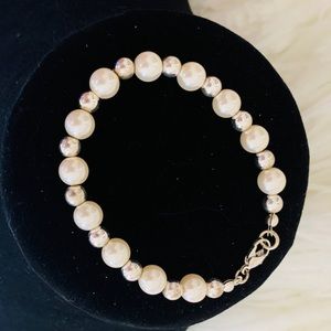 Pearl and silver tone bracelet! 🤍